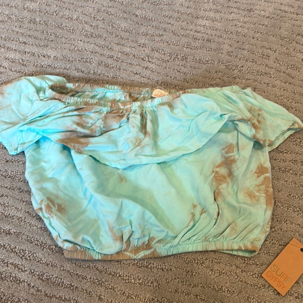 Surf gypsy off the shoulder blue and tan tie dye blouse! Size small.